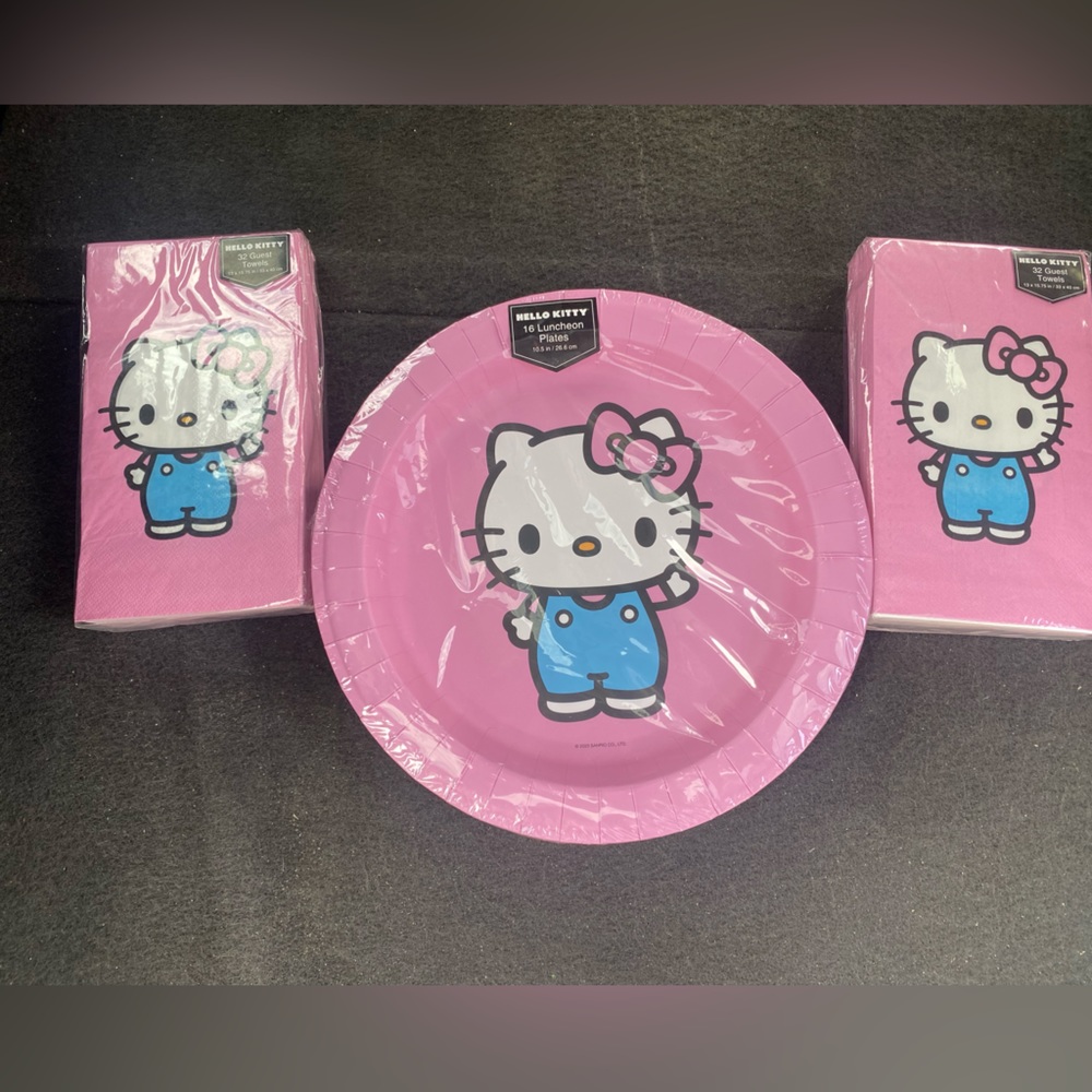 Hello‎ kitty plates  and towel guest